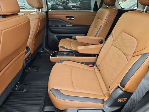 Used 2025 Nissan Pathfinder Platinum image 32