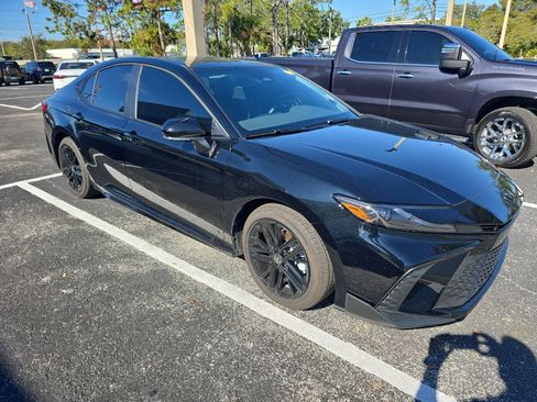 Used 2025 Toyota Camry SE image 4