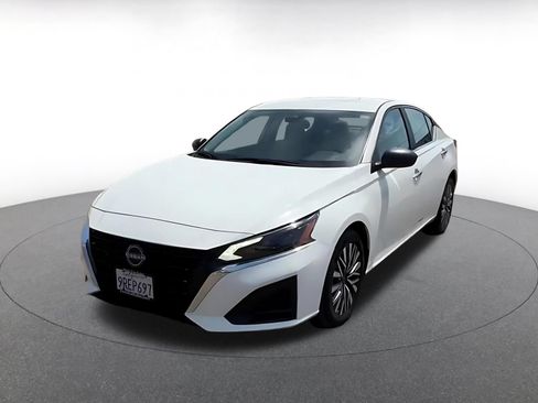 Used 2025 Nissan Altima 2.5 SV FWD image 9