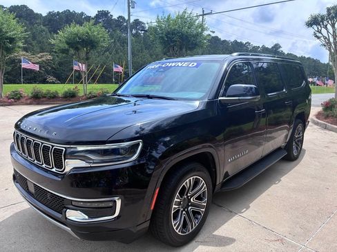Used 2024 Jeep Wagoneer L Series II RWD image 11