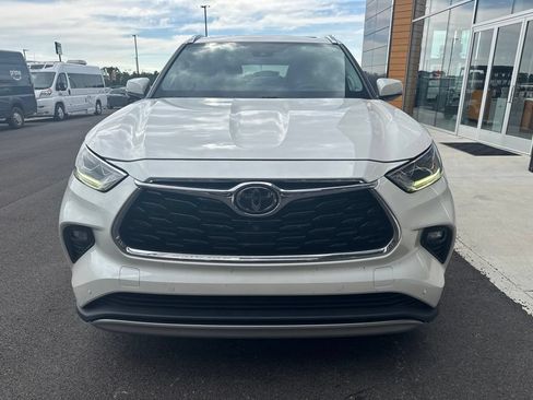 Used 2020 Toyota Highlander Platinum AWD/4WD image 2