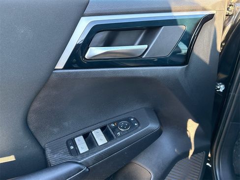 Used 2022 Mitsubishi Outlander ES image 18