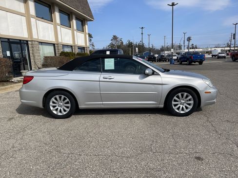 Used 2010 Chrysler Sebring Touring image 3