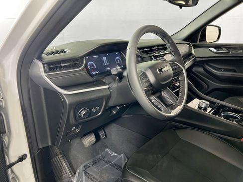 Used 2023 Jeep Grand Cherokee Altitude image 9