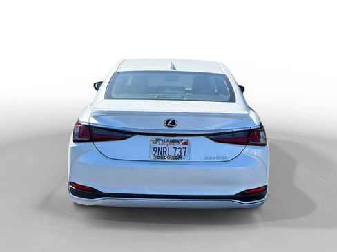 Used 2025 Lexus ES 300h w/ Accessory Package (Z2) FWD image 4