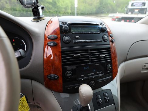 Used 2010 Toyota Sienna XLE FWD image 23