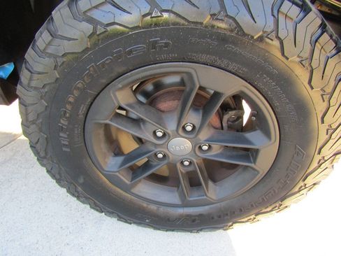 Used 2017 Jeep Wrangler Unlimited Sahara AWD/4WD image 9