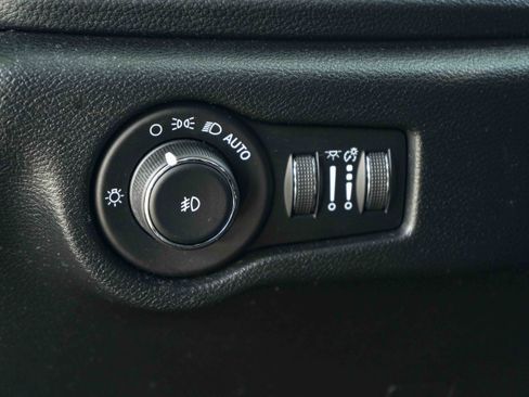 Used 2021 Chrysler Pacifica Touring-L w/ Uconnect Theater Family Group FWD image 38