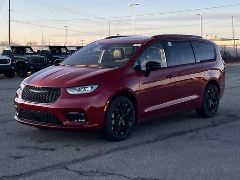 New 2026 Chrysler Pacifica Limited w/ Uconnect Theater Family Group AWD/4WD image 6