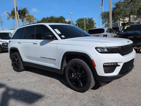 Used 2025 Jeep Grand Cherokee Limited w/ Luxury Tech Group II AWD/4WD image 2