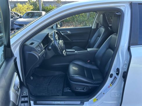 Used 2016 Lexus CT 200h image 2