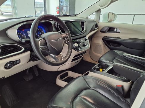 Used 2022 Chrysler Pacifica Touring-L FWD image 10