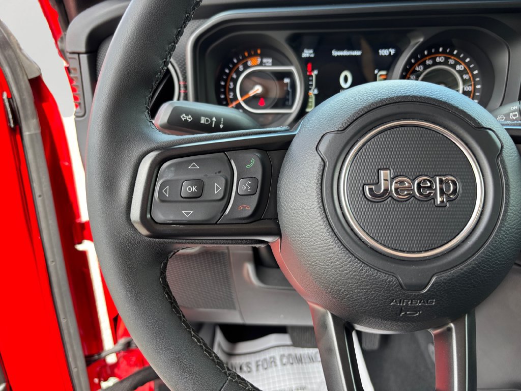 Used 2025 Jeep Wrangler Unlimited Rubicon w/ Convenience Group AWD/4WD image 21