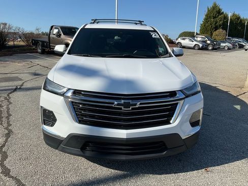Used 2023 Chevrolet Traverse LT image 2