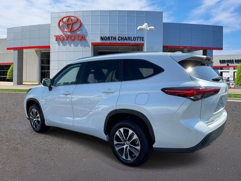 Used 2023 Toyota Highlander XLE FWD image 4