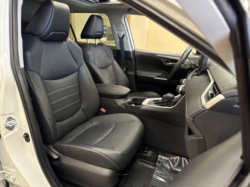 Used 2021 Toyota RAV4 XLE Premium image 19