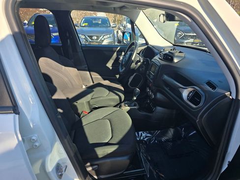 Used 2017 Jeep Renegade Latitude w/ Cold Weather Group image 16