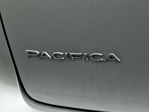 Used 2024 Chrysler Pacifica Limited FWD image 33
