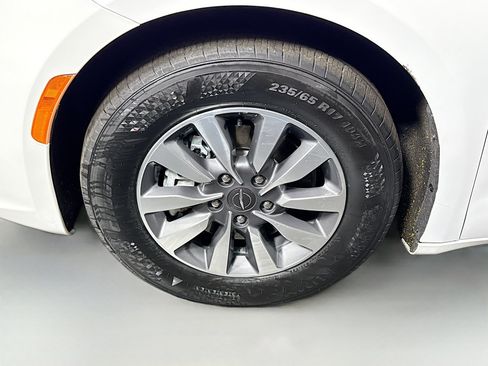 Used 2024 Chrysler Pacifica Limited FWD image 36
