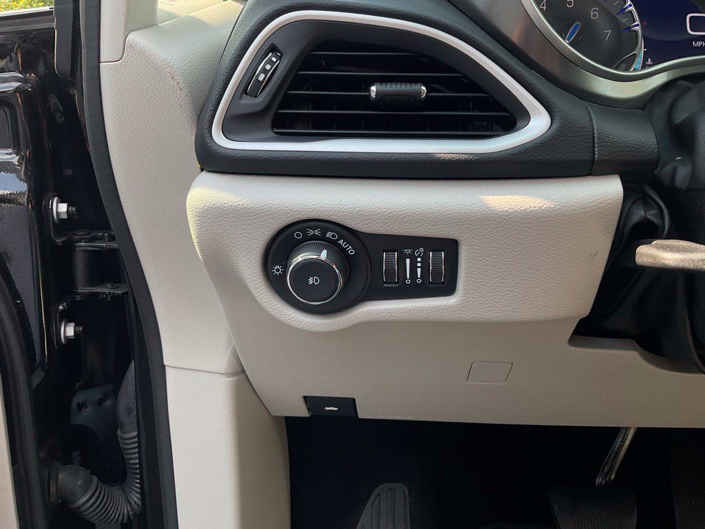 Used 2024 Chrysler Pacifica Touring-L FWD image 13