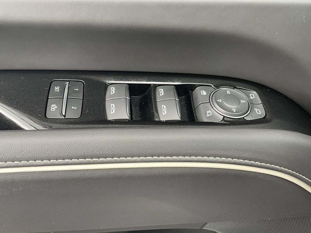 Used 2022 Cadillac Escalade Sport Platinum w/ LPO, ONYX Package AWD/4WD image 25