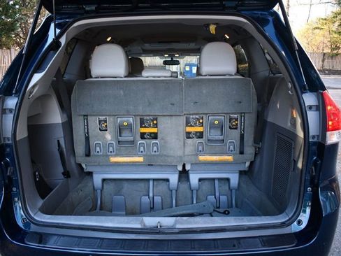 Used 2011 Toyota Sienna XLE w/ Premium Pkg image 6