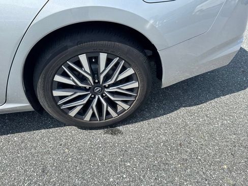 Used 2024 Nissan Altima 2.5 SV FWD image 9