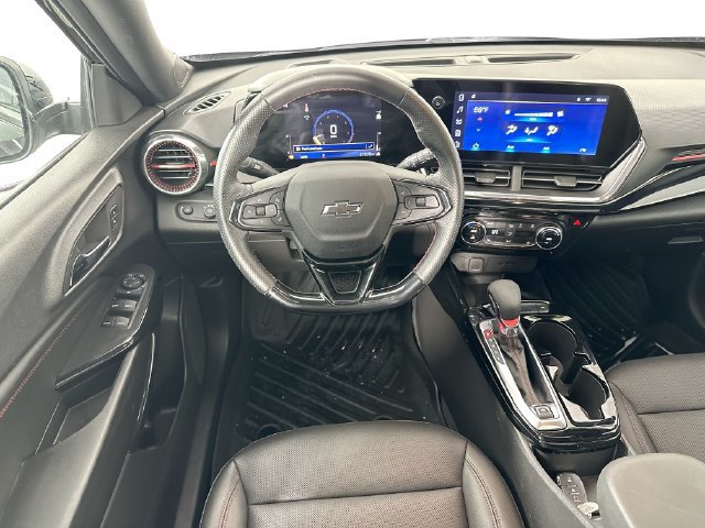 Used 2025 Chevrolet Trax RS w/ Sunroof Package FWD image 19