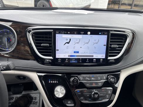 Used 2023 Chrysler Pacifica Limited FWD image 22