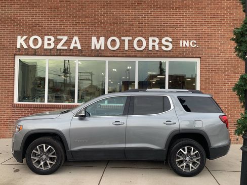 Used 2023 GMC Acadia SLE w/ Driver Convenience Package image 3