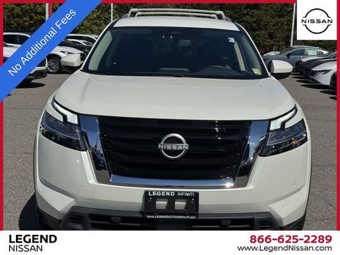Used 2024 Nissan Pathfinder SL AWD/4WD image 2