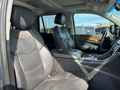 Used 2019 Cadillac Escalade Luxury RWD image 18