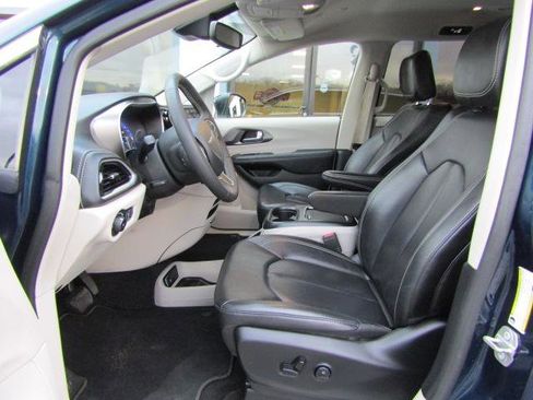 Used 2023 Chrysler Pacifica Touring-L image 10