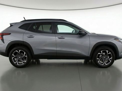 Used 2025 Chevrolet Trax LT w/ LT Convenience Package FWD image 11