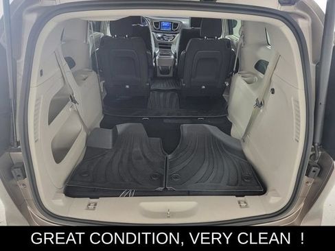 Used 2017 Chrysler Pacifica Touring Plus w/ Tire & Wheel Group FWD image 16
