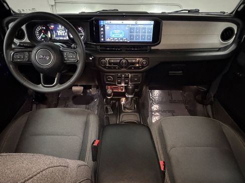 Used 2024 Jeep Wrangler Unlimited image 35