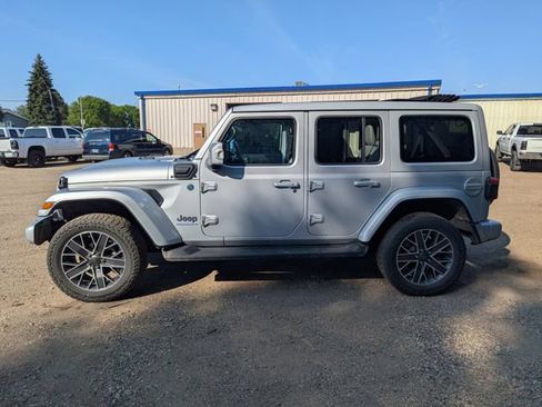 Used 2023 Jeep Wrangler Unlimited Sahara AWD/4WD image 16