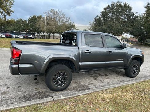 Used 2022 Toyota Tacoma SR5 w/ Technology Package image 5