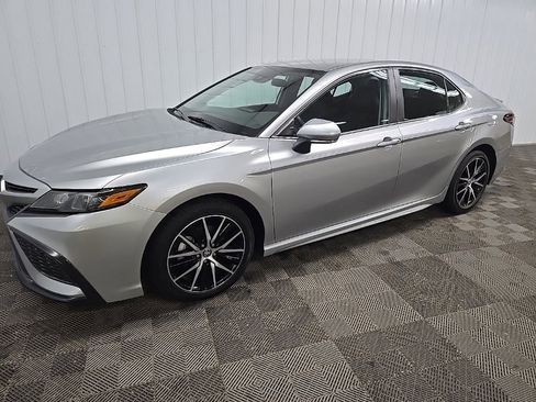 Used 2023 Toyota Camry SE image 6
