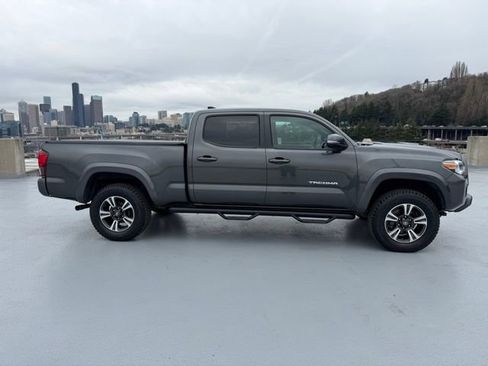 Used 2018 Toyota Tacoma TRD Sport w/ Technology Package image 2
