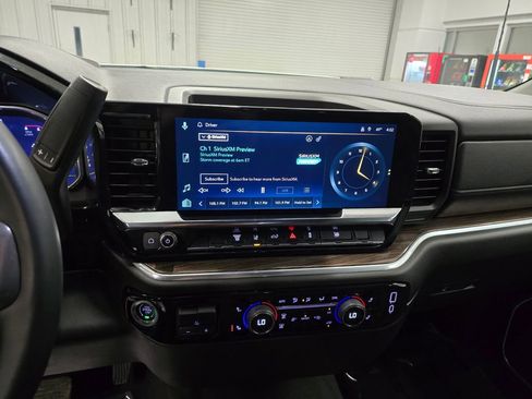 Used 2025 Chevrolet Silverado 2500 LT w/ Convenience Package image 27