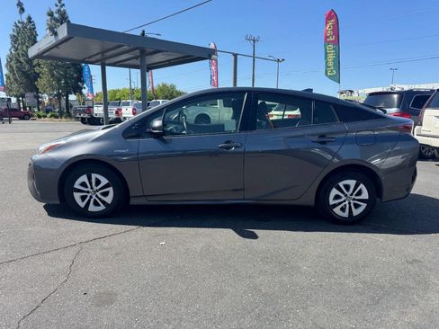 Used 2018 Toyota Prius Three image 9