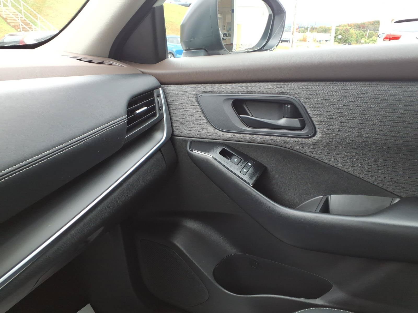 Used 2023 Nissan Rogue S AWD/4WD image 27