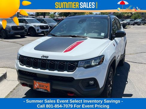 Used 2025 Jeep Compass Trailhawk AWD/4WD image 2
