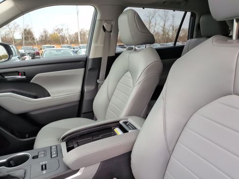 Used 2022 Toyota Highlander XLE image 27