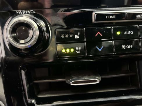Used 2020 Toyota Highlander Platinum FWD image 25