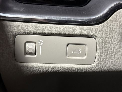 Used 2020 Volvo XC60 T5 Momentum image 18