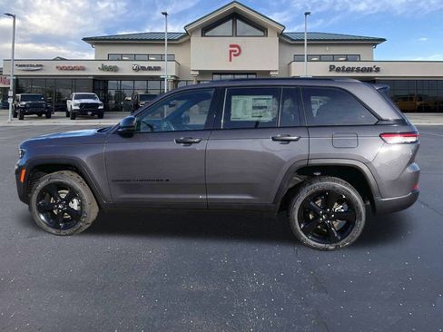 New 2025 Jeep Grand Cherokee Altitude image 18
