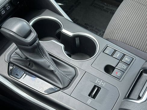 Used 2023 Toyota Highlander L image 18