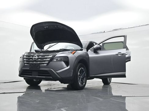 Used 2024 Nissan Rogue SV AWD/4WD image 30